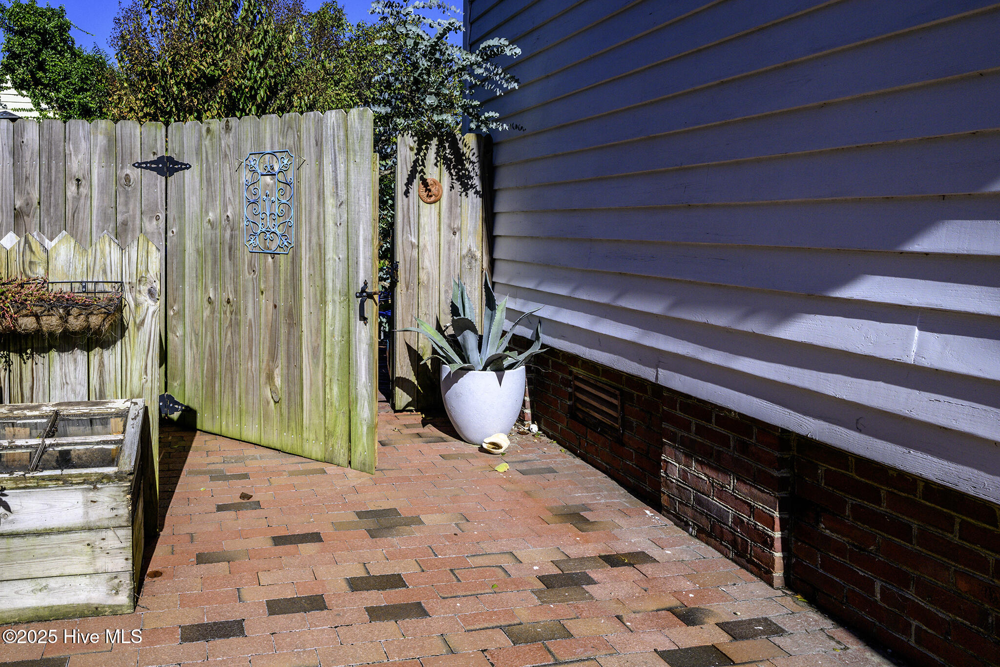 406 Queen Street New Bern, NC 28560 - Photo 55 of 69 Driveway