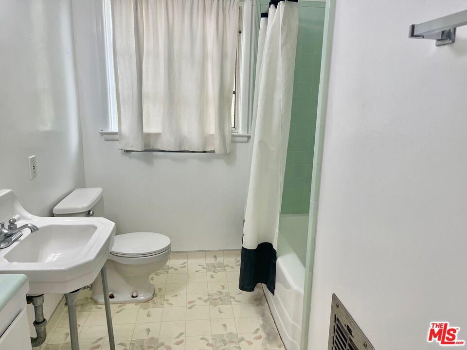 101 Larkin Place Santa Monica, CA 90402 - Photo 12 of 13 a bathroom with a sink and a toilet