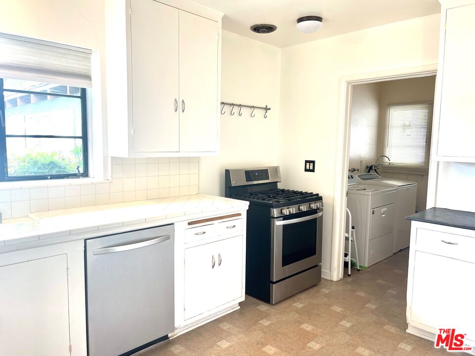 101 Larkin Place Santa Monica, CA 90402 - Photo 5 of 13 a kitchen with a stove and a sink