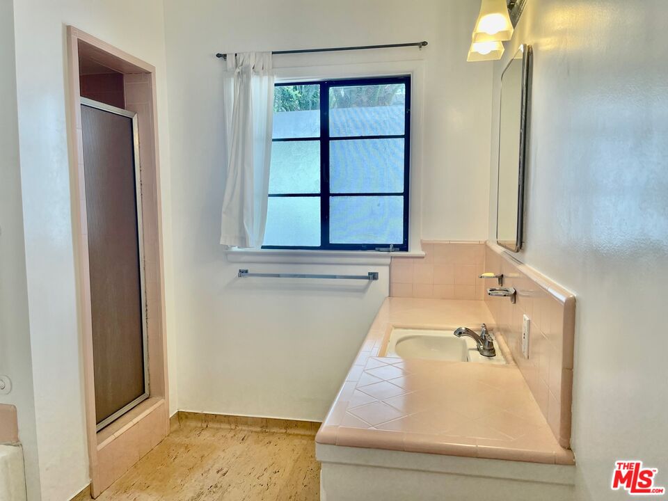 101 Larkin Place Santa Monica, CA 90402 - Photo 6 of 13 a bathroom with a sink and a mirror