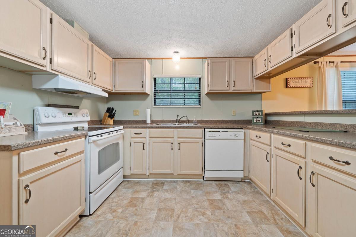 180 De Jarnette Road Southeast Eatonton, GA 31024 - Photo 7 of 66