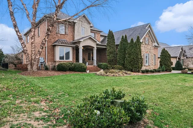 a view of a front of house with a yard