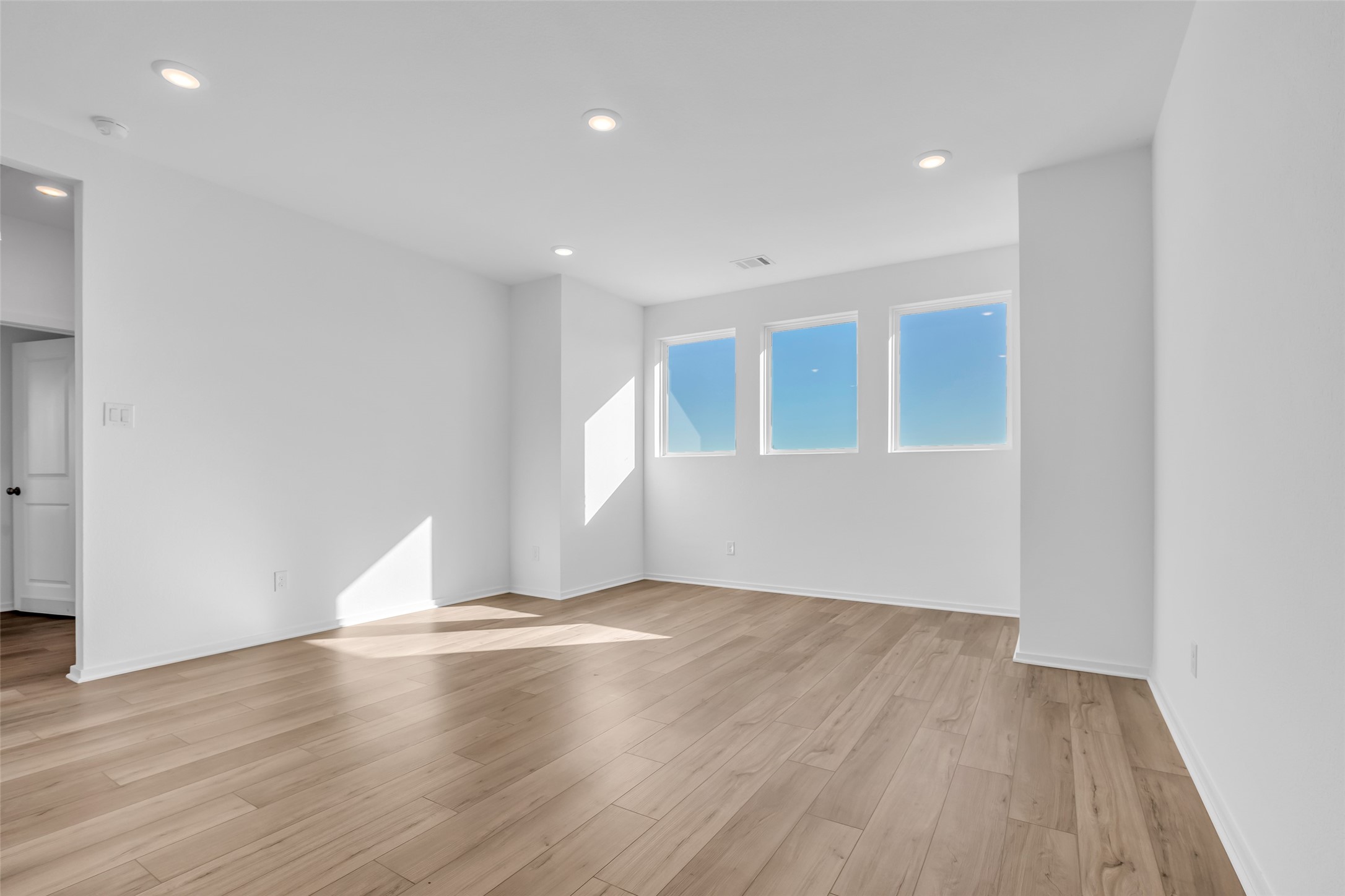 8619 Jade Hl Drive Rosharon, TX 77583 - Photo 36 of 50 Spacious Upper-Level Flex Room: Substantial open space offering flexibility for a game room, secondary living area, or work-from-home setup, with room to define multiple zones.