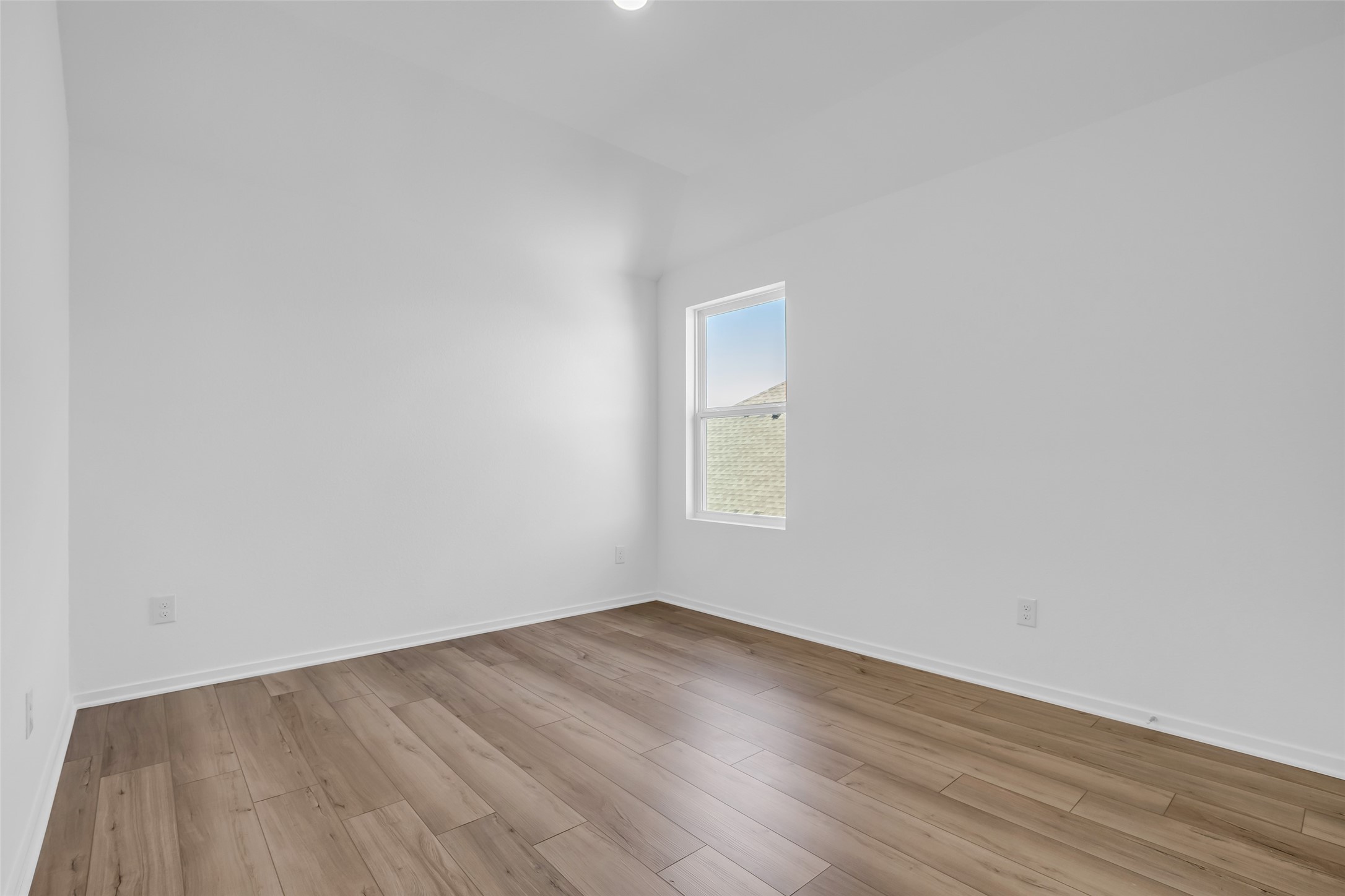 8619 Jade Hl Drive Rosharon, TX 77583 - Photo 40 of 50 Upstairs Bedroom: One of three secondary bedrooms, featuring a private en suite full bathroom for added comfort and privacy.