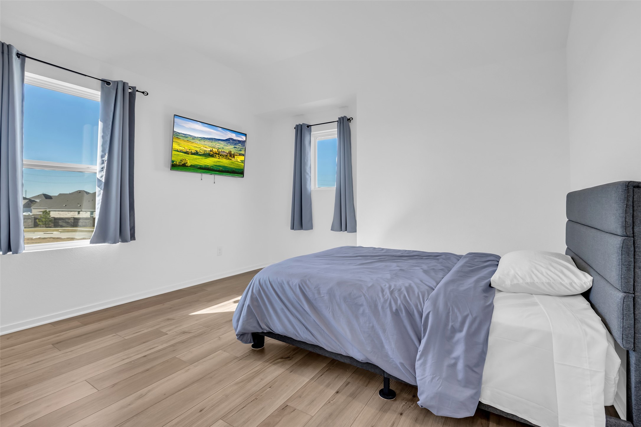 8619 Jade Hl Drive Rosharon, TX 77583 - Photo 44 of 50 Third upstairs bedroom, ideal for guests, family, or dedicated workspace.