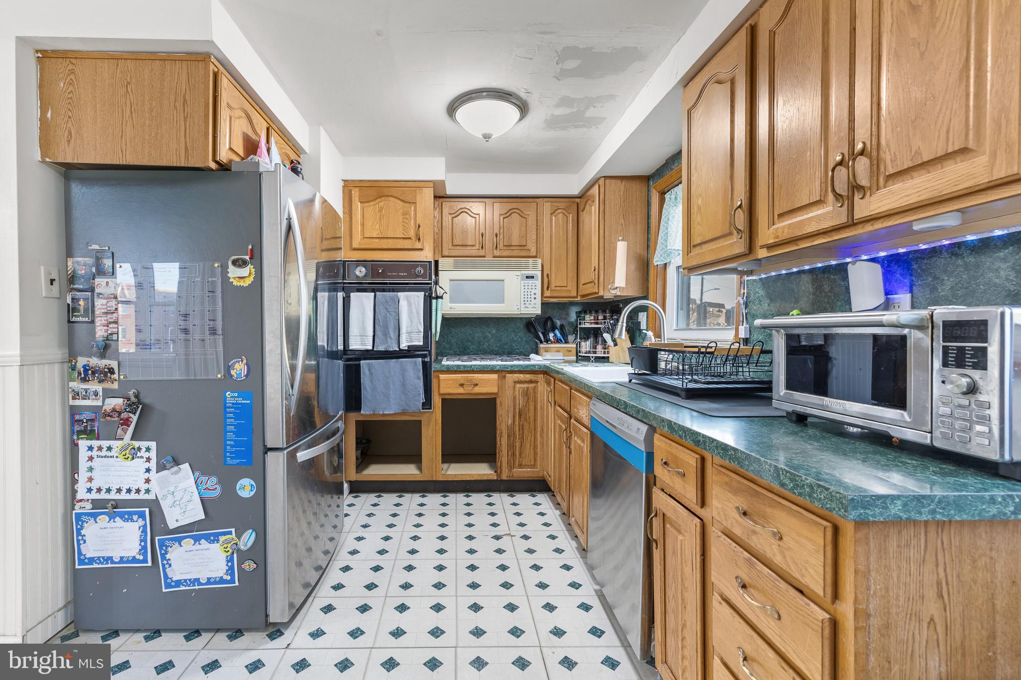 155 Meadow Lane Philadelphia, PA 19154 - Photo 9 of 23 Inviting kitchen with classic oak cabinetry.