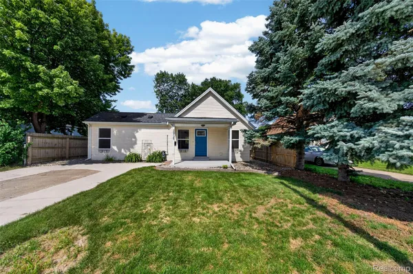 $199,900 | 26725 Palmer Street, Madison Heights, MI 48071