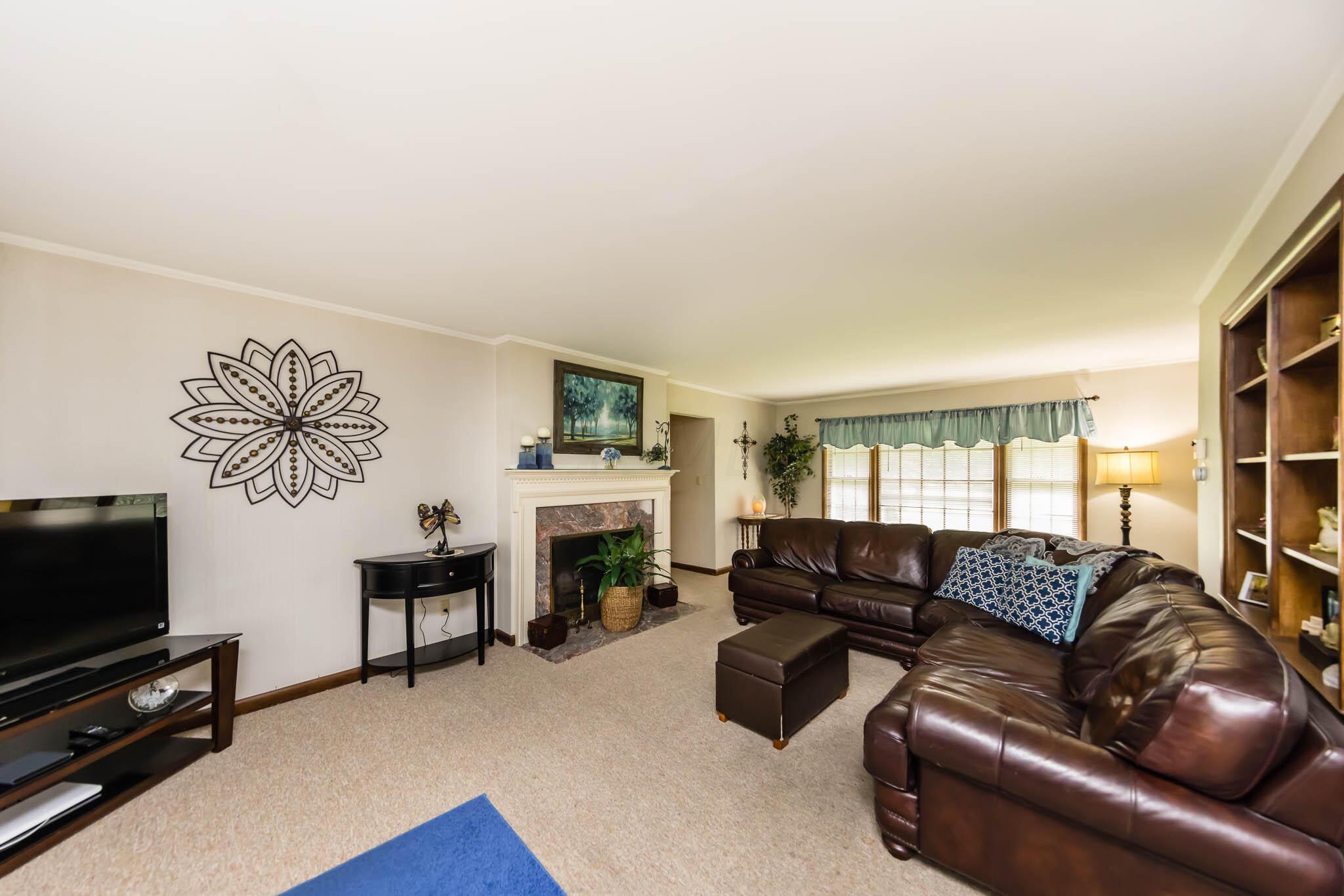 2840 Charing Road Upper Arlington, OH 43221 - Photo 18 of 39 Living Area