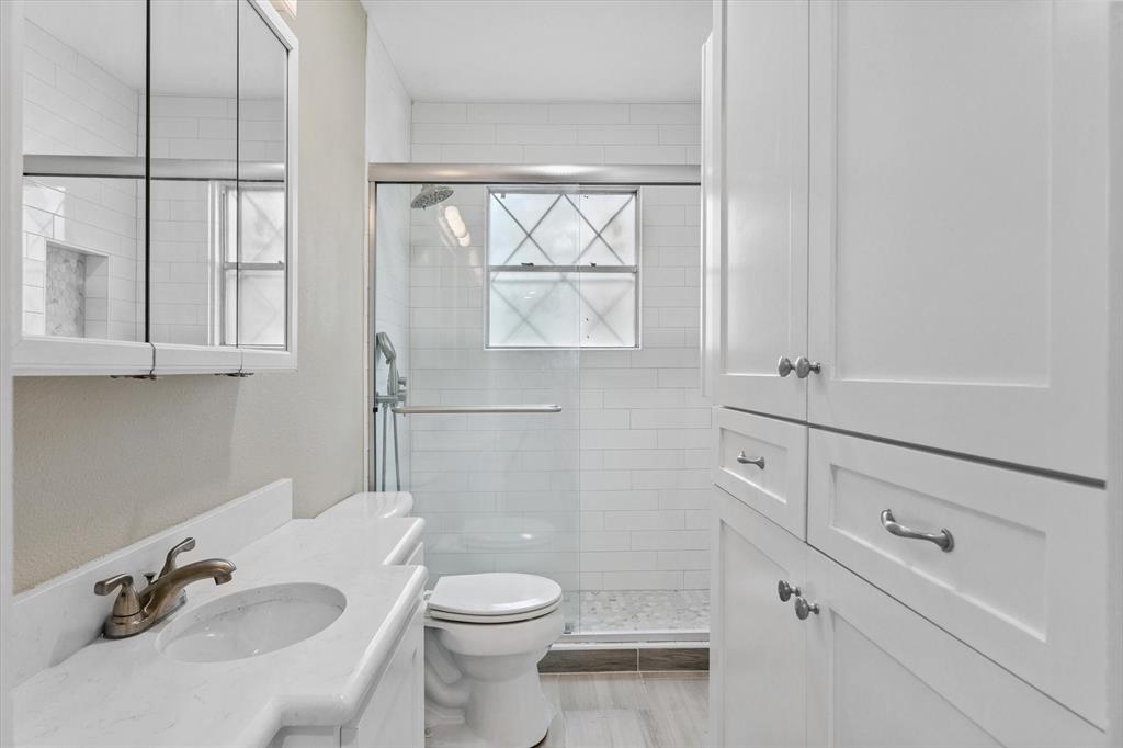 415 Maple Drive Terrell, TX 75160 - Photo 14 of 26 a bathroom with a sink a toilet and a tub