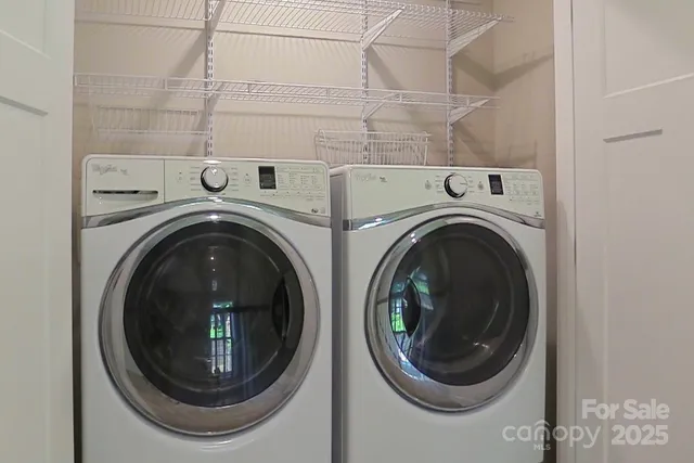 a close up view of a washer and dryer