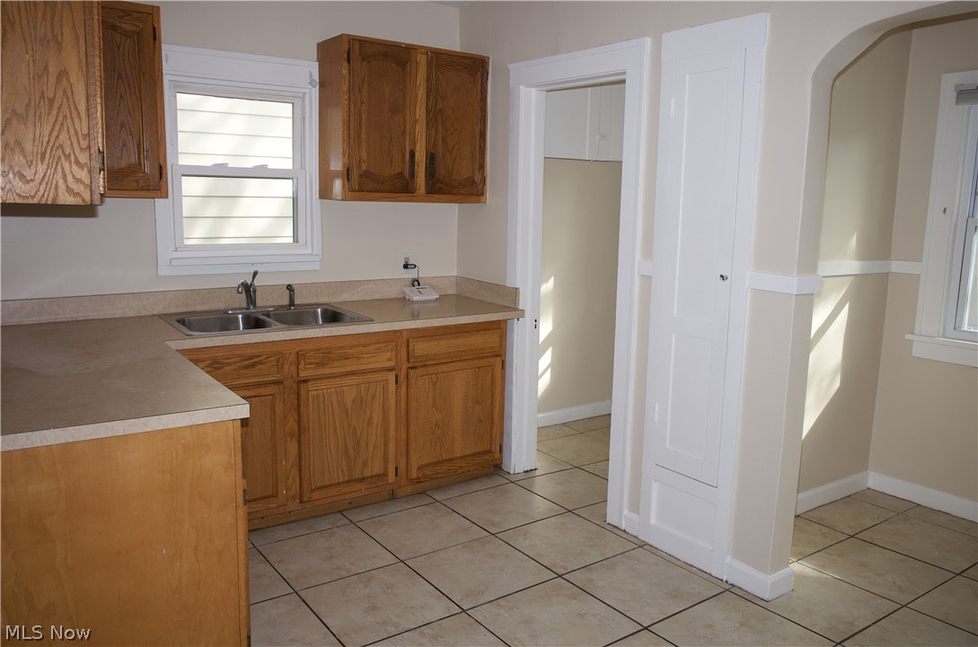 916 Dresden Road Cleveland Heights, OH 44112 - Photo 9 of 19 Gallery Image 9