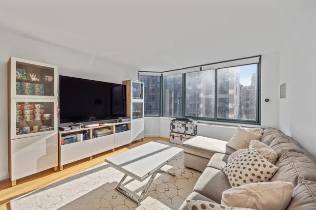 $2,150,000 | 201 West 72nd Street, Unit 8C | Upper West Side