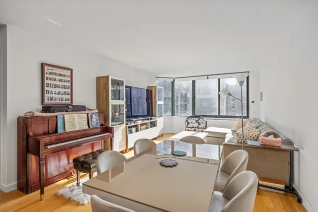 $2,150,000 | 201 West 72nd Street, Unit 8C | Upper West Side