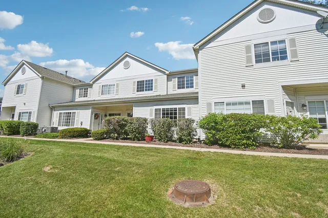 $269,900 | 72 Heather Glen Drive, Unit 72, Aurora, IL 60504