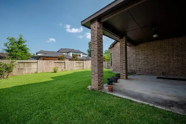 a view of a house with a backyard