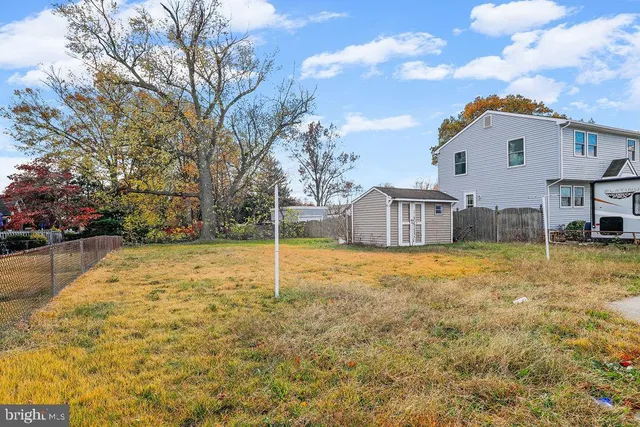 a view of a house with backyard and tree