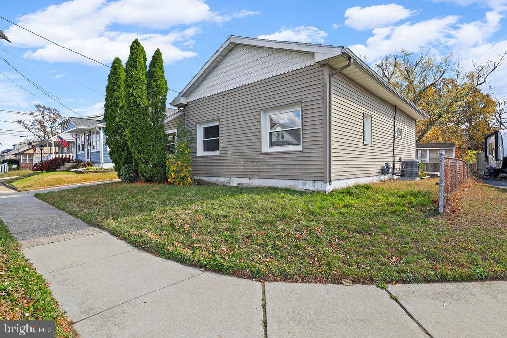 408 West 3rd Avenue Runnemede, NJ 08078 - Photo 27 of 29 a front view of a house with garden