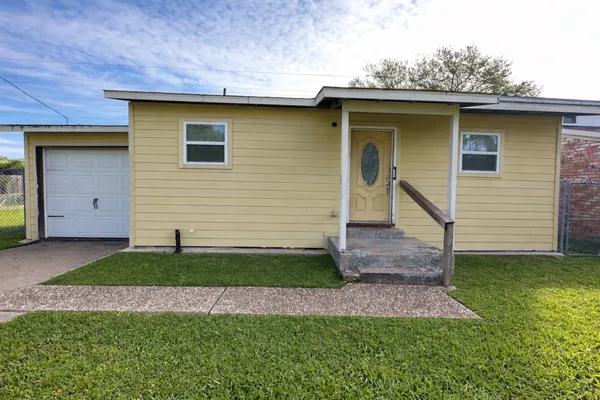 $1,250 | 2701 Timber Drive, Dickinson, TX 77539