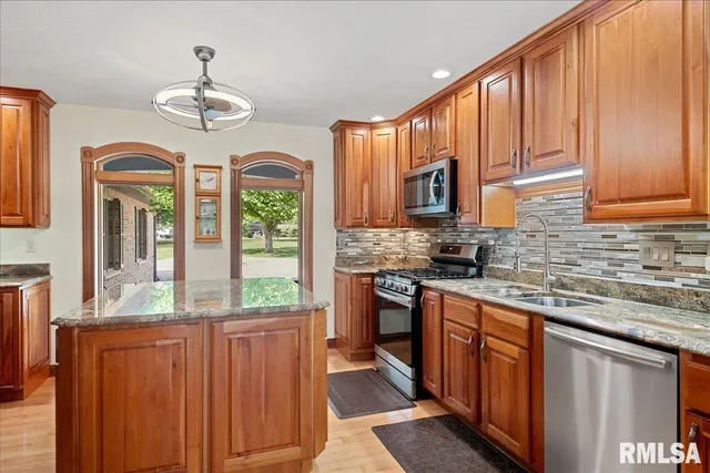 $650,000 | 3508 South Roosevelt Road, Taylorville, IL 62568