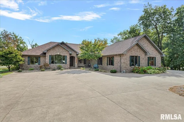 $650,000 | 3508 South Roosevelt Road, Taylorville, IL 62568