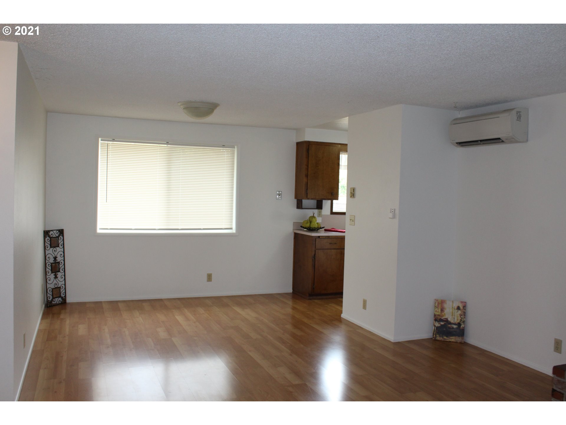 564 West M Street Springfield, OR 97477 - Photo 2 of 13