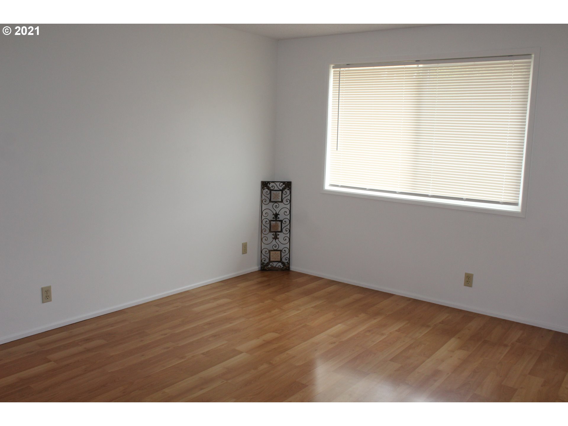 564 West M Street Springfield, OR 97477 - Photo 4 of 13