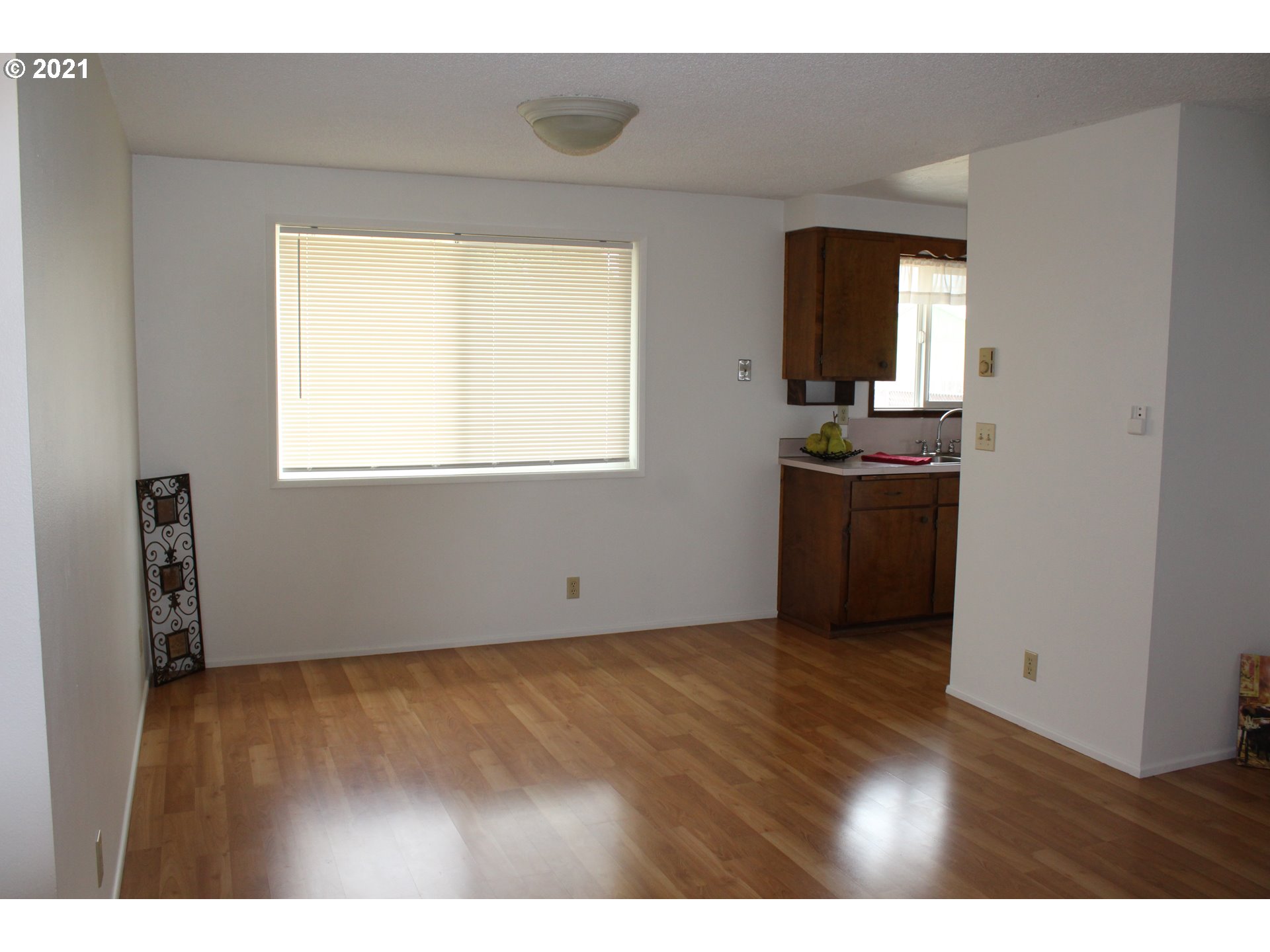 564 West M Street Springfield, OR 97477 - Photo 5 of 13