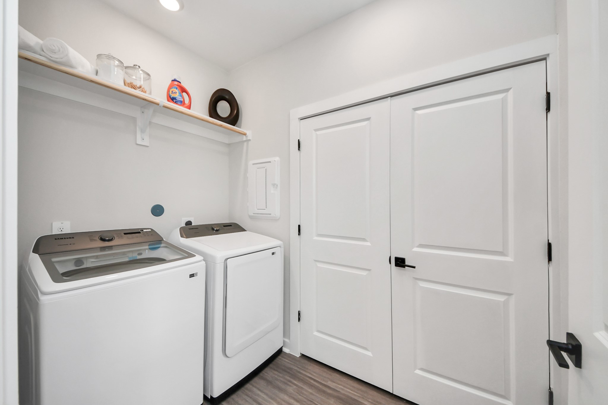 7711 Longmire Road, Unit 2 Conroe, TX 77304 - Photo 10 of 48 Walk-In Laundry Room with Full Size Washer/Dryer Included!