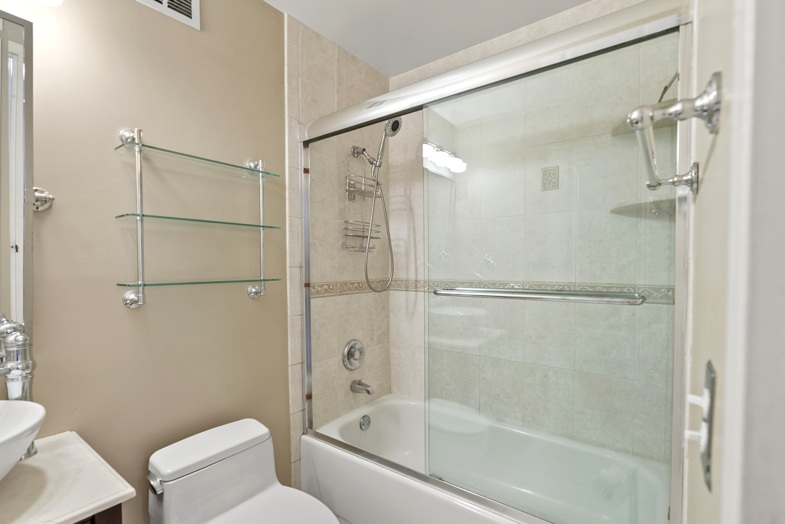 33 West Delaware Place, Unit 17H Chicago, IL 60610 - Photo 10 of 17