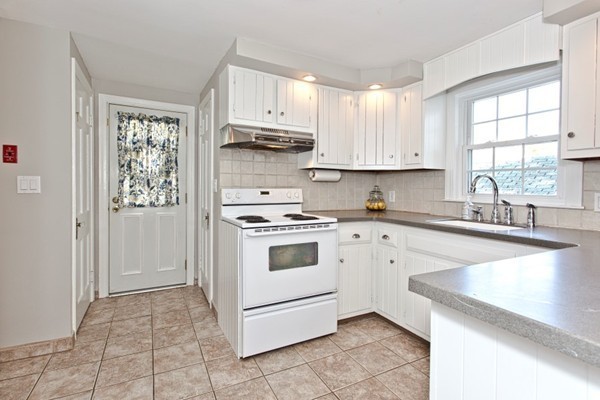11 Windsor Road Stoneham, MA 02180 - Photo 10 of 30 Gallery Image 10