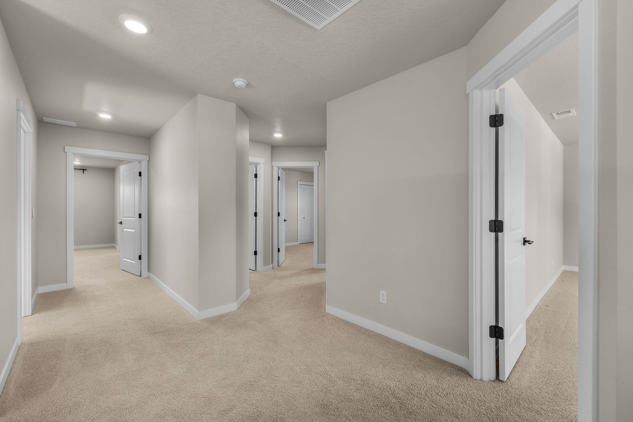 61197 Southwest Beverly Way Bend Bend, OR 97702 - Photo 14 of 32 Upstairs hallway 2