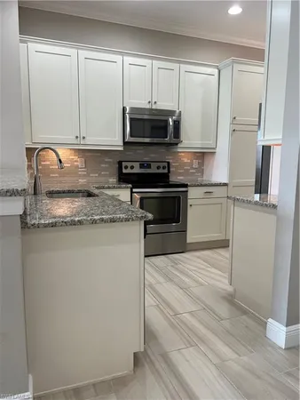 $2,450 | 15114 Palmer Lake Circle, Unit 202, Naples, FL 34109