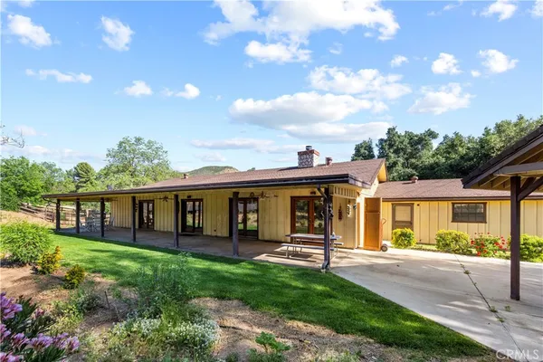 a view of a house with a backyard