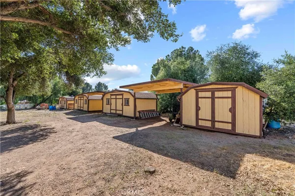 a view of a house with backyard