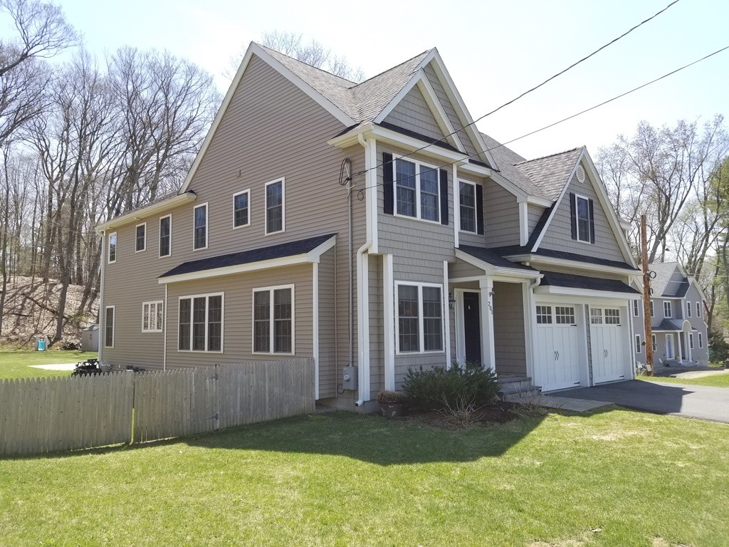 a view of a yard in front of house