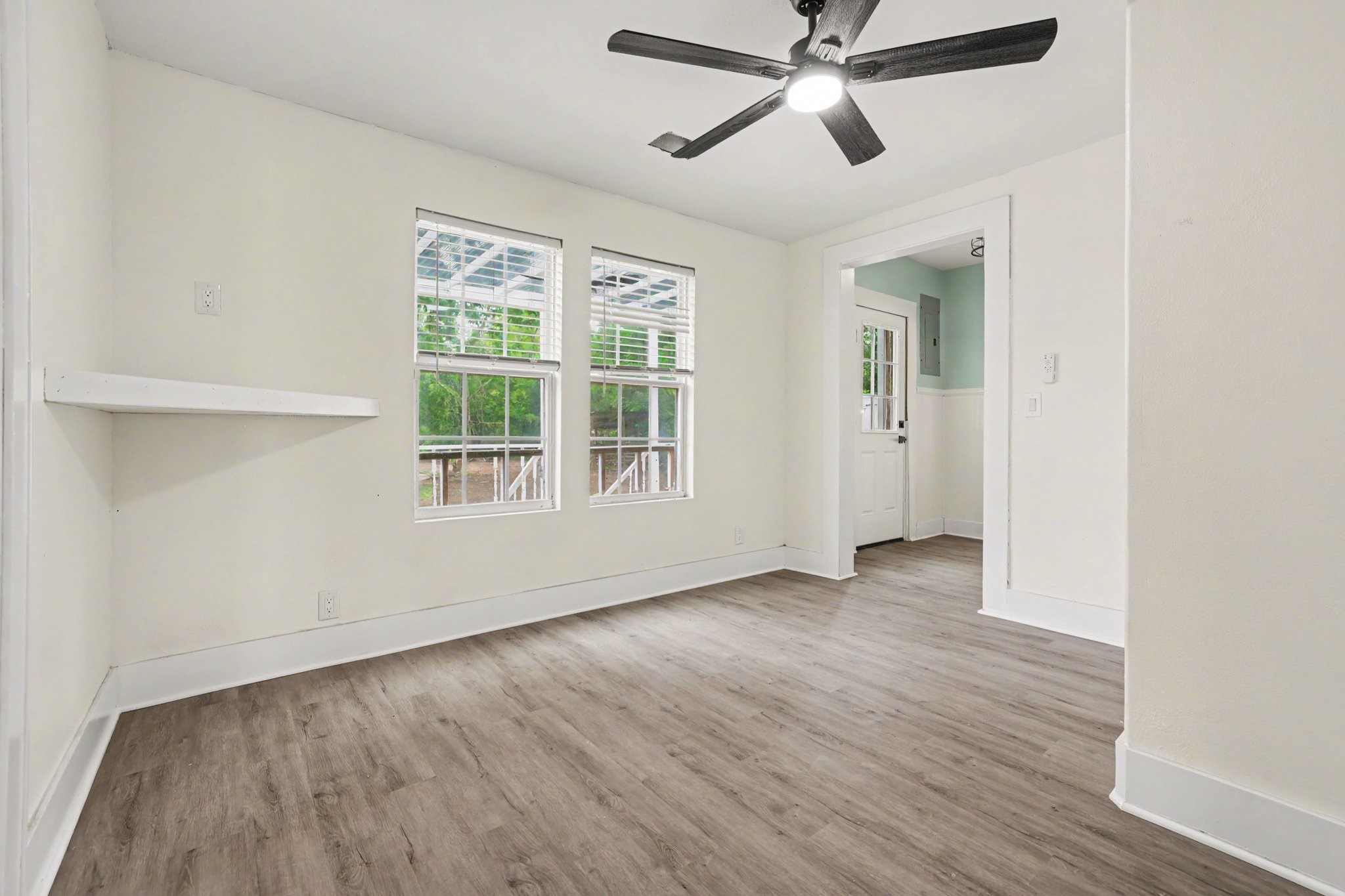 31730 Waller Tomball Road Waller, TX 77484 - Photo 23 of 50 Bright and airy room