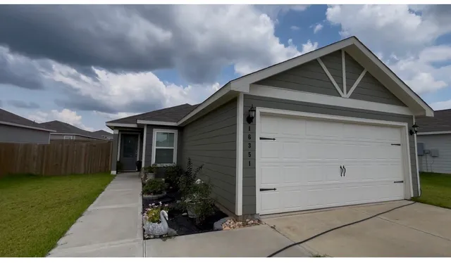 a front view of house with yard