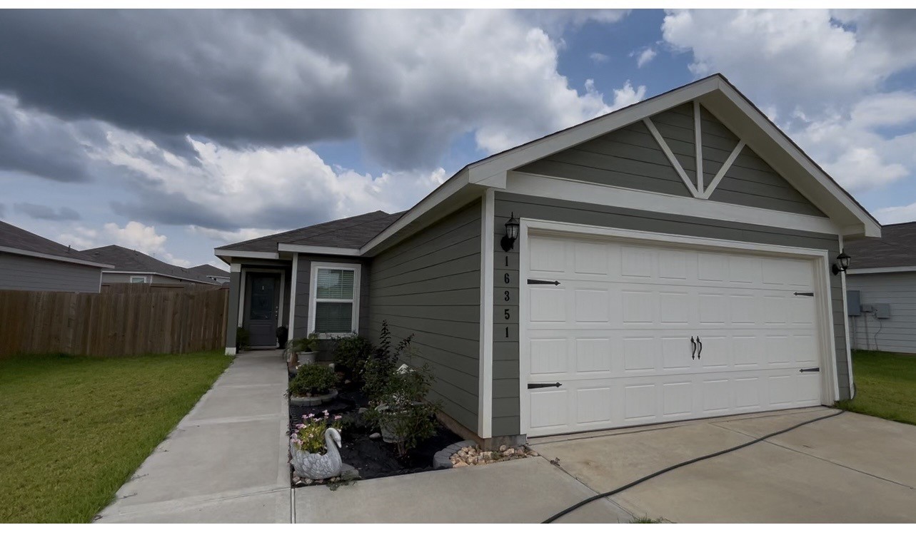 a front view of house with yard
