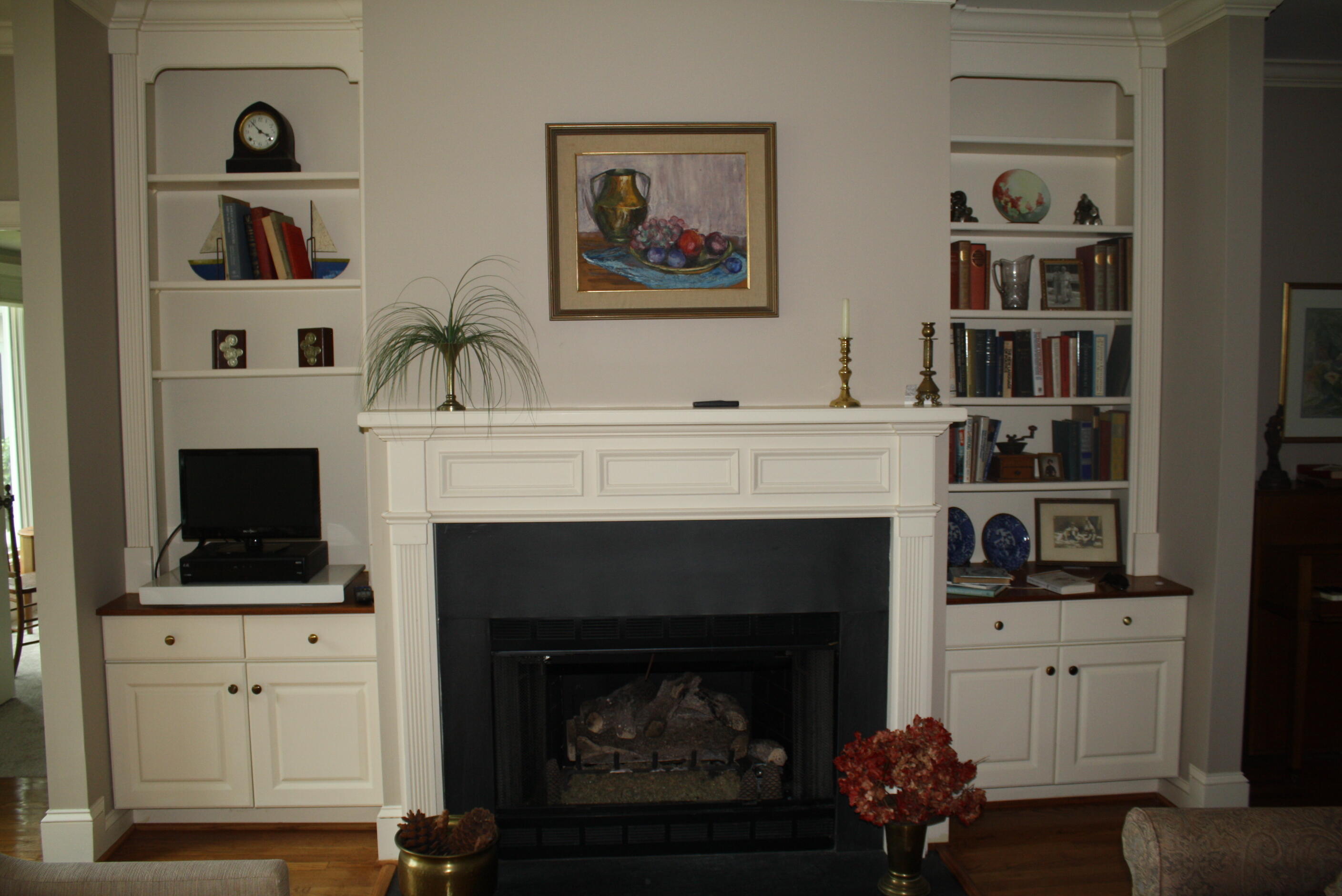 881 Ribaut Road Beaufort, SC 29902 - Photo 11 of 39 rose LR book case