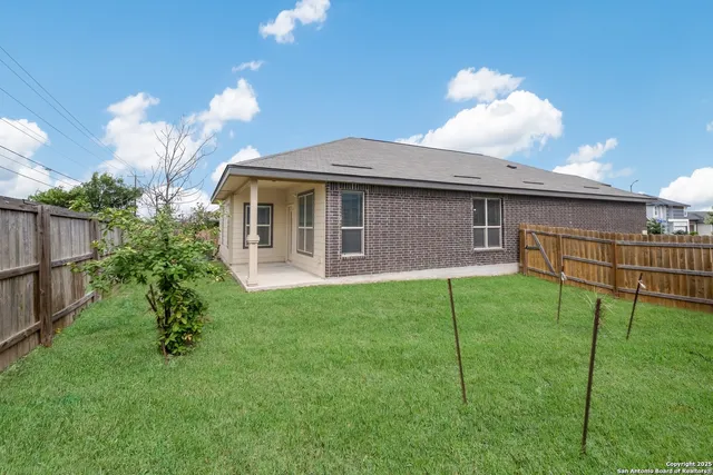 a view of a house with backyard