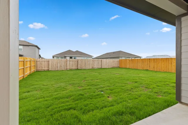 a view of an house with backyard and garden