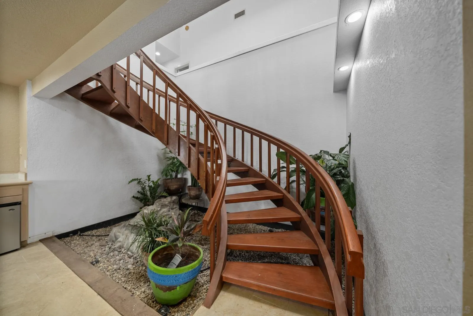 18695 Polvera Drive San Diego, CA 92128 - Photo 18 of 33 a view of entryway and hall