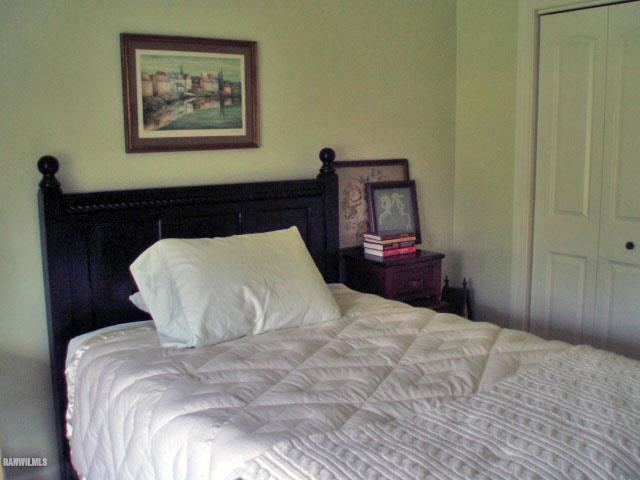 5 Beacon Trail Galena, IL 61036 - Photo 11 of 25 a bedroom with a bed and a painting on the wall