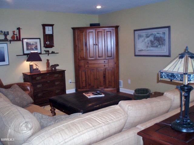 5 Beacon Trail Galena, IL 61036 - Photo 13 of 25 a living room with furniture