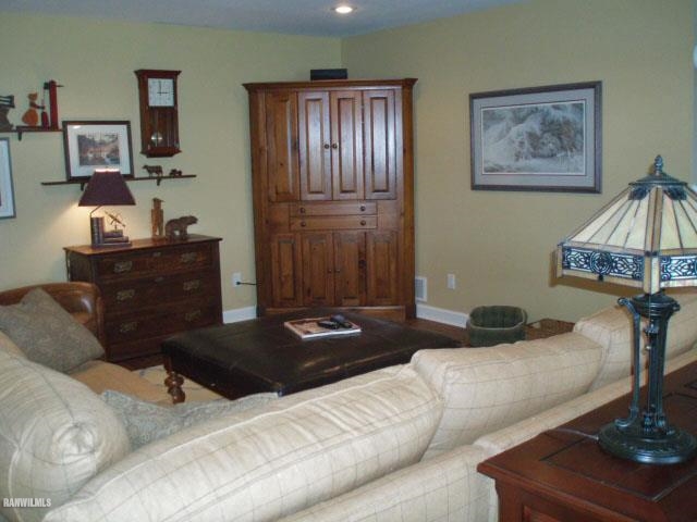 5 Beacon Trail Galena, IL 61036 - Photo 14 of 25 a living room with furniture and a lamp