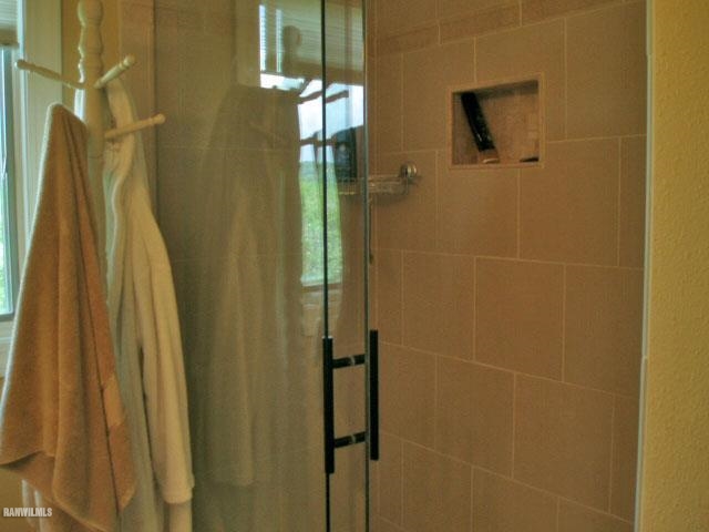 5 Beacon Trail Galena, IL 61036 - Photo 9 of 25 a bathroom with a shower