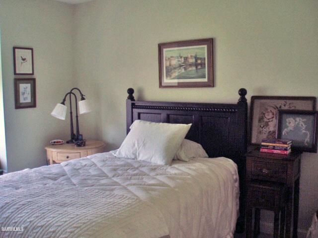 5 Beacon Trail Galena, IL 61036 - Photo 10 of 25 a bedroom with a bed and a dresser