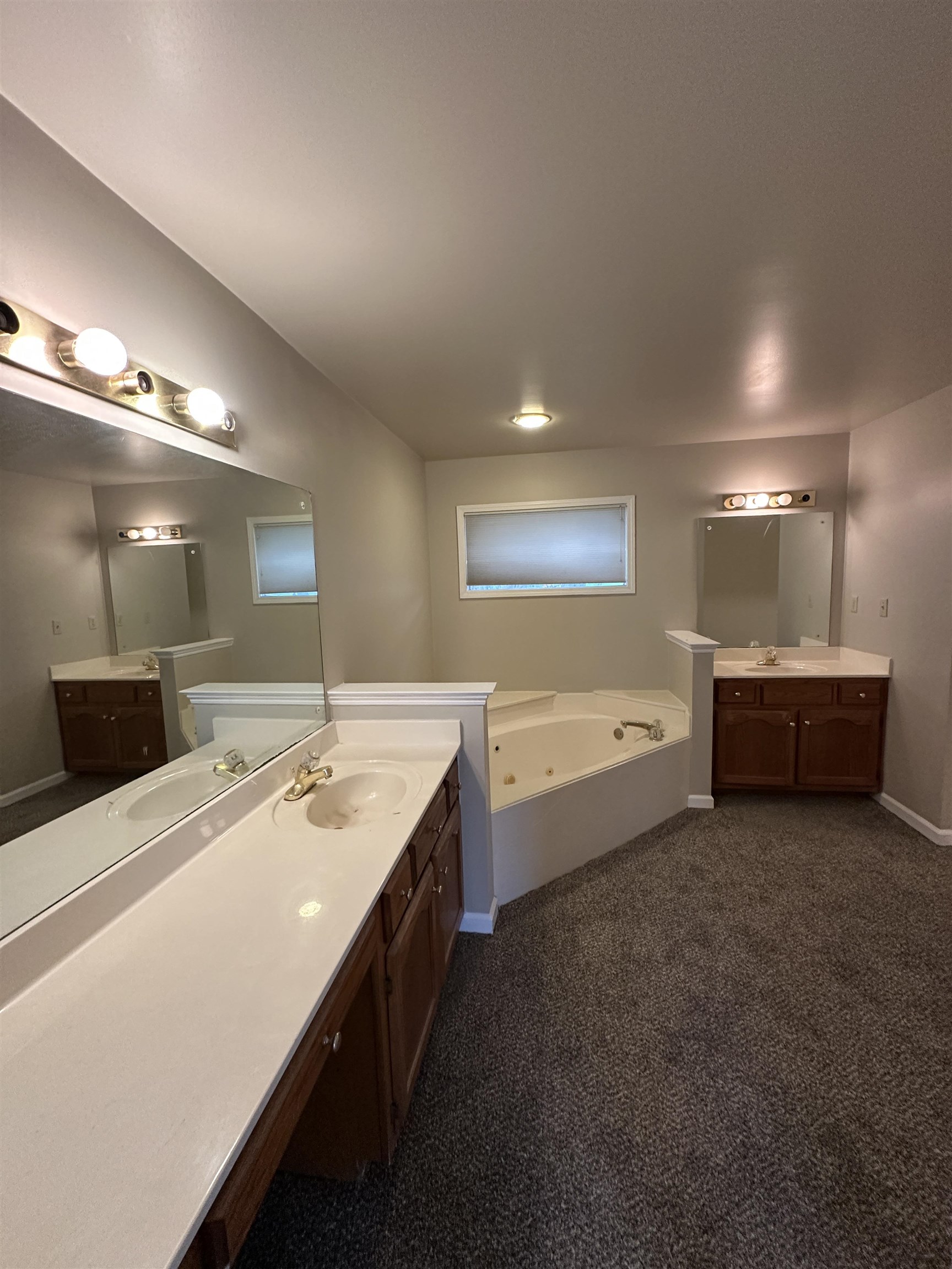 1959 Dartford Cove Memphis, TN 38016 - Photo 13 of 25 a bathroom with a tub sink and mirror
