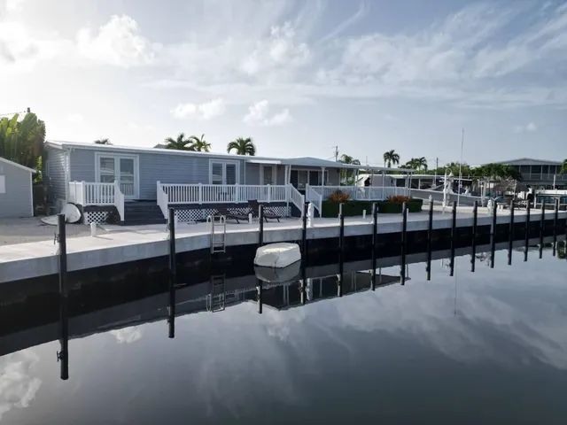 a view of a terrace with seating area and city view