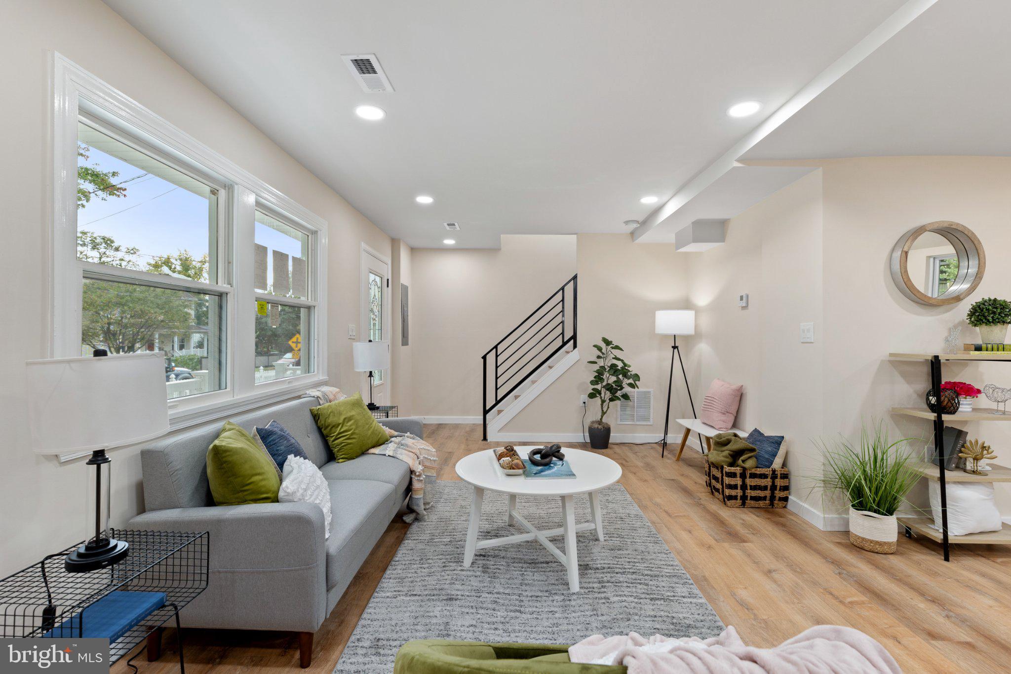 3215 Edgewood Road Kensington, MD 20895 - Photo 5 of 37 Bright and inviting living space.